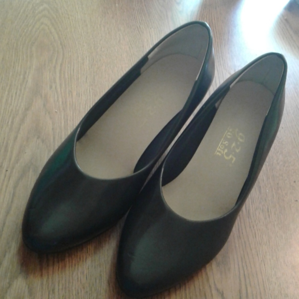Navy heels